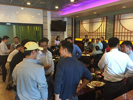 专家们相谈甚欢，直到傍晚时分，仍不舍离去