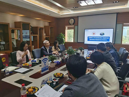 HJC黄金城平台首席执行官陈春麟博士，商务发展部副总裁蔡金娜博士等人热情接待了金能明书记一行。